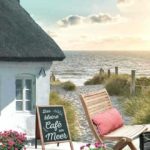 Sommerglück im kleinen Café am Meer